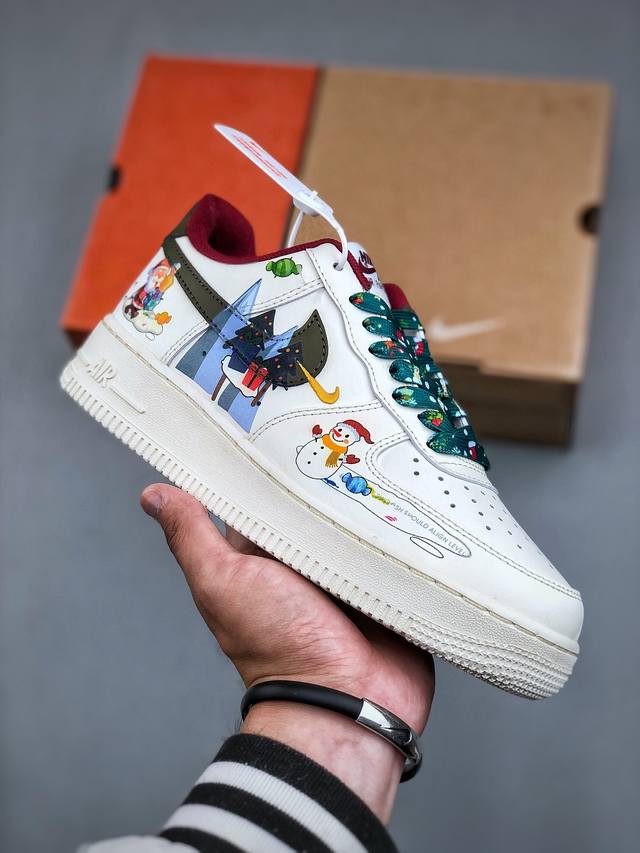 Nike Air Force 1'07 Low 圣诞派对 空军一号定制低帮休闲板鞋 Dm0970-132 #在遥远的拉普兰地区，有一座被皑皑白雪覆盖的宁静小镇。