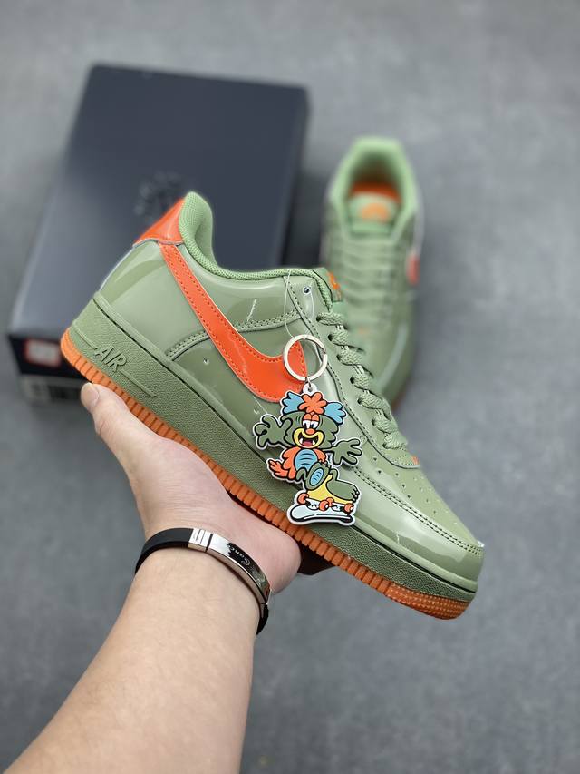 Nike Air Force 1 ’07 Low 空军一号低帮百搭休闲运动板鞋。柔软、弹性十足的缓震性能和出色的中底设计，横跨复古与现代的外型结合，造就出风靡全