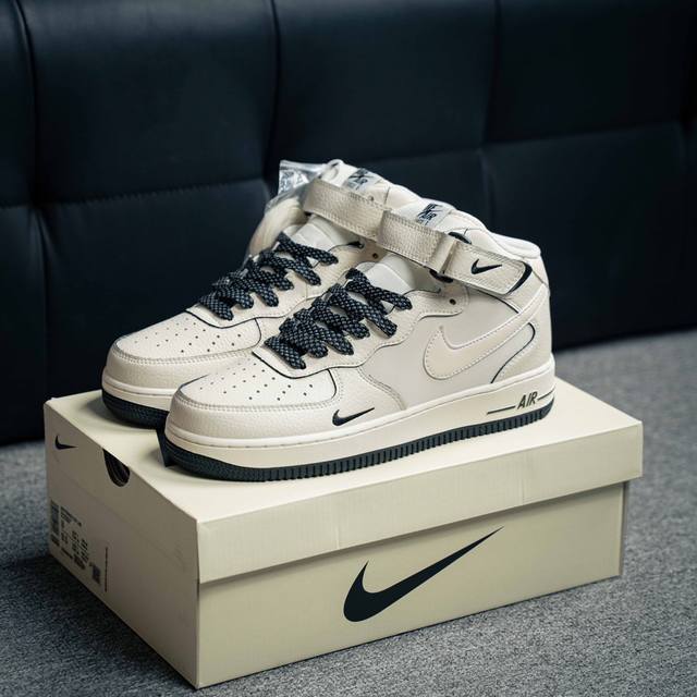 Air Force 1 原装级别 原楦头原纸板 打造纯正空军版型专注外贸渠道 全掌内置蜂窝气垫 原盒配件 原厂中底钢印、拉帮完美 货号：Sg2356 807 尺