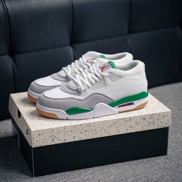 Air Jordan Aj4 Rm 重制版低帮复古篮球鞋 Fq7939 103采用了低帮的设计 并保留了众多aj4的经典元素 鞋身以皮革、麂皮材质拼接打造 Aj