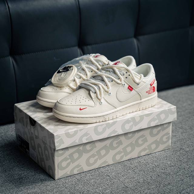 Nike Dunk 全套原楦原模倾力打造完美版型 独家原厂航空铝磨具打磨大底 鞋头坡度极致还原 无解鞋型 原盒原配 圈内天花板工艺 原厂冲刀 超高清洁度 全鞋零