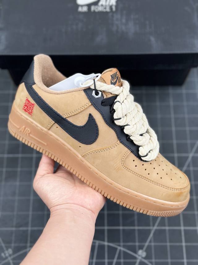 蛇年 Nike Air Force 7 空军一号低帮百搭休闲运动板鞋 柔软、弹性十足的缓震性能和出色的中底设计，横跨复古与现代的外型结合，造就出风靡全球三十多年