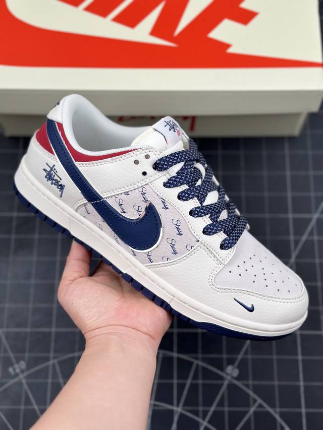 公司级 Nike Sb Dunk Low“ 斯图西联名 蓝白红英文” 周年高端定制 低帮休闲板鞋 定制鞋盒 大厂纯原品质出货 超高清洁度 皮料切割干净无任何毛边