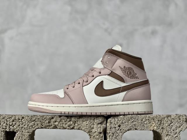 K版 Air Jordan 1 Mid 粉白棕 中帮篮球鞋 全新批次 原装原模大底 全鞋原厂定制皮料，手感细腻正确折边工艺 完美细节诠释 货号：Bq6472 6