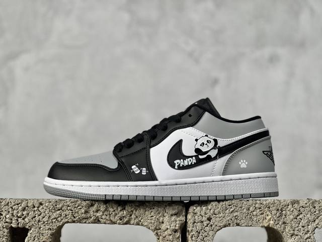 独家首发 独一无二 Jordan Air Jordan 1 嘟嘴熊猫 星之禾 特殊手绘 官方原版原盒 双重盒中盒 该定制球鞋选用原鞋为jordan Air Jo