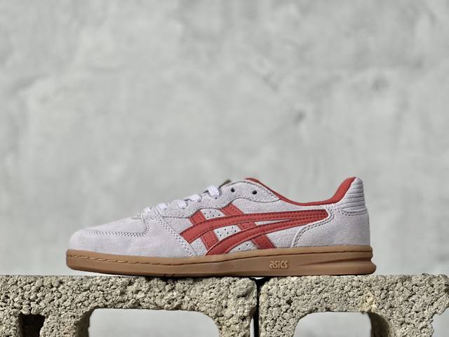 Ws版 Hay X Asics Skyhand Og 复古板鞋 Asics 亚瑟士 是日本实业家鬼家喜八郎创立的跑鞋运动品牌，名字想法源自著名的拉丁谚语“Ani