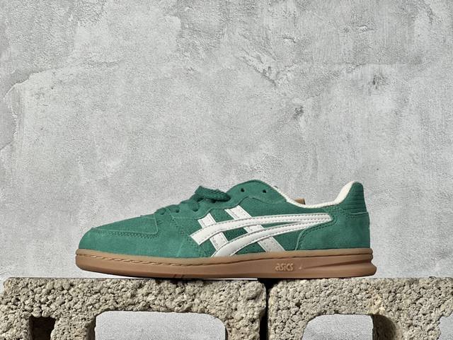 Ws版 Hay X Asics Skyhand Og 复古板鞋 Asics 亚瑟士 是日本实业家鬼家喜八郎创立的跑鞋运动品牌，名字想法源自著名的拉丁谚语“Ani