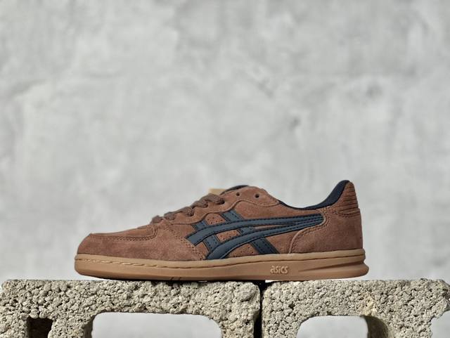 Ws版 Hay X Asics Skyhand Og 复古板鞋 Asics 亚瑟士 是日本实业家鬼家喜八郎创立的跑鞋运动品牌，名字想法源自著名的拉丁谚语“Ani