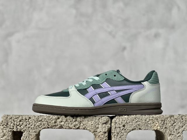 Ws版 Hay X Asics Skyhand Og 复古板鞋 Asics 亚瑟士 是日本实业家鬼家喜八郎创立的跑鞋运动品牌，名字想法源自著名的拉丁谚语“Ani