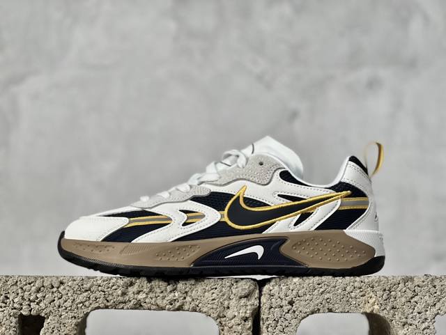 Futura X Nike Jam 系列 采用鞋面合成皮革与网眼布设计 以便于运动员在霹雳舞运动中的保护和耐穿 中底设计细节采用翻转swoosh设计 使得倒立动