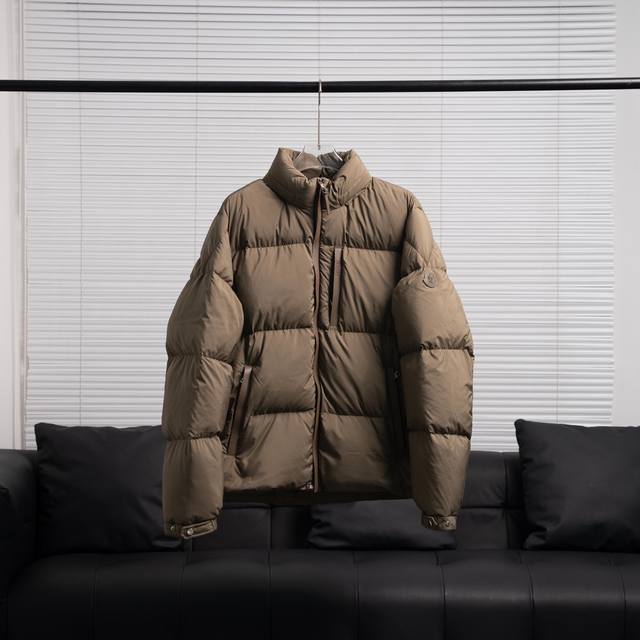 渠道优势 ！ 外贸保真版 蒙口 Moncler 蒙口mc Besbre皮革标识拉链羽绒服 颜色:黑色，卡其 Besbre羽绒夹克采用micro Chic面料制成