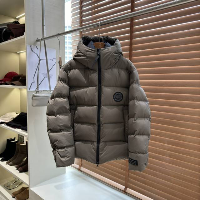 渠道优势，！ 外贸保真版 大鹅 ｜加拿大鹅 胶囊短款羽绒服 欧阳娜娜二代 ： 产品配色：黑色、咖绿色