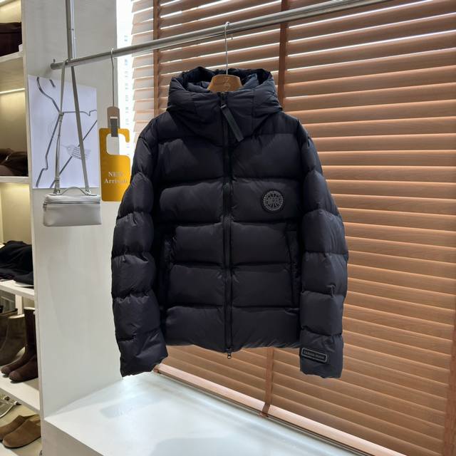 渠道优势，！ 外贸保真版 大鹅 ｜加拿大鹅 胶囊短款羽绒服 欧阳娜娜二代 ： 产品配色：黑色、咖绿色