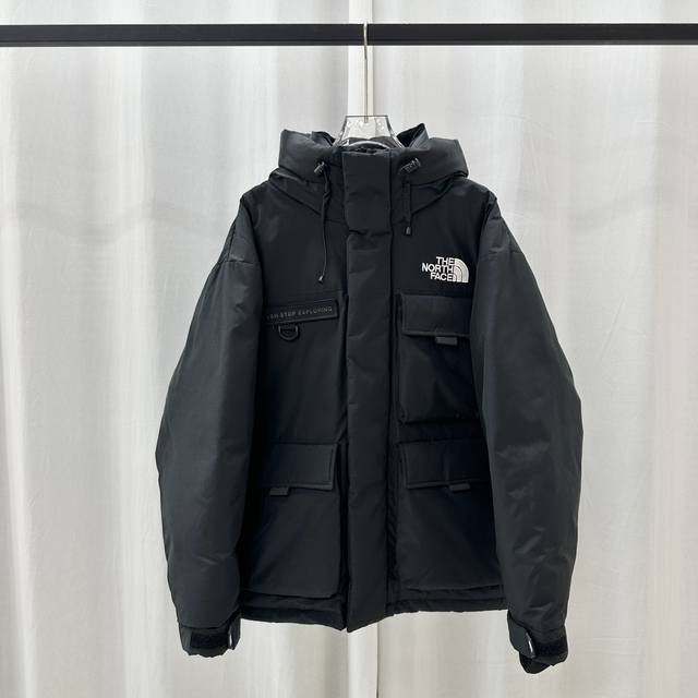放店价 P 双十二，特价促销！ 外贸保真版 北面 ｜ Fw22 北面工装多口袋徽标 连帽羽绒服 产品配色：黑色 白色 沙色 灰色 码数：Xs S M L Xl