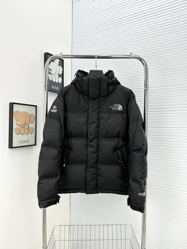 外贸保真版：北面 黑色 22S申敏儿同款巅峰极地gtx连帽短款羽绒服 面料：原版定制gore-Tex防水尼龙面料。 填充：90白鹅绒填充，280- 克，衣服超蓬