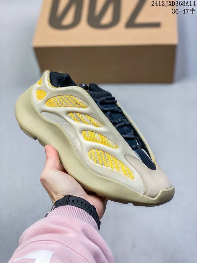 椰子700 V3 异形 Yeezy 700 V3 “Azael” 夜光 抢先释出整体设计上与前两代鞋型完全不同，整个鞋面的线条更加简洁圆润，由复古老爹鞋转变为科