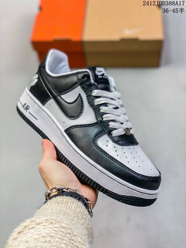 加毛带半码耐克nike Air Force 1 Mid 07 空军一号低帮百搭休闲运动板鞋。柔软、弹性十足的缓震性能和出色的中底设计，横跨复古与现代的外型结合，