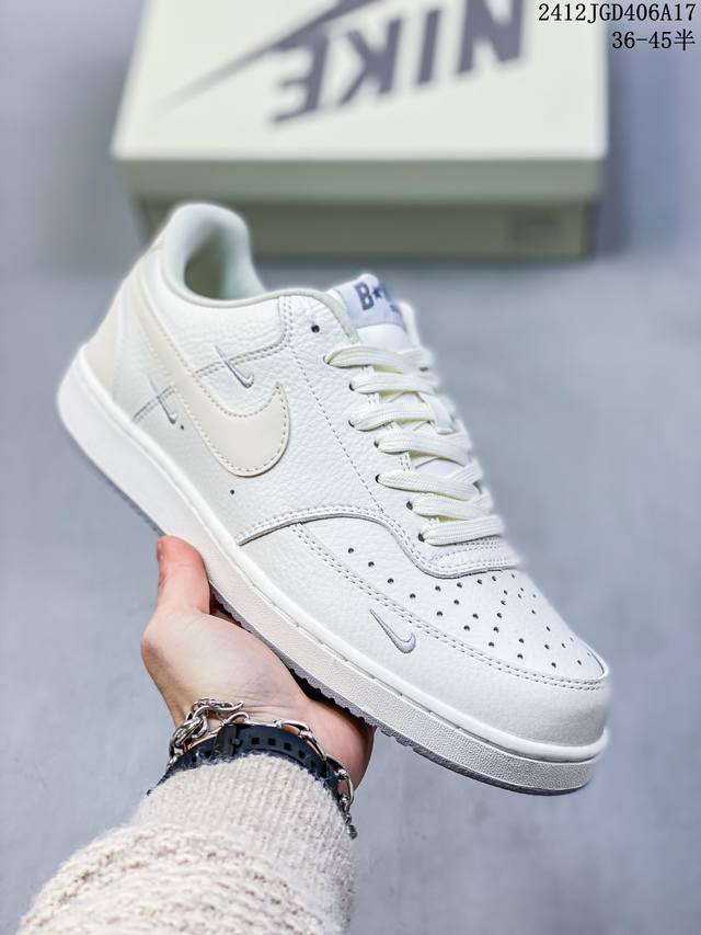 公司级nike Court Vision Lo 低帮百搭 联名 透气休闲运动板鞋 兼顾舒适脚感和出众风范 演绎匠心之作 结构性的支撑贴合感结合复古篮球设计 货号