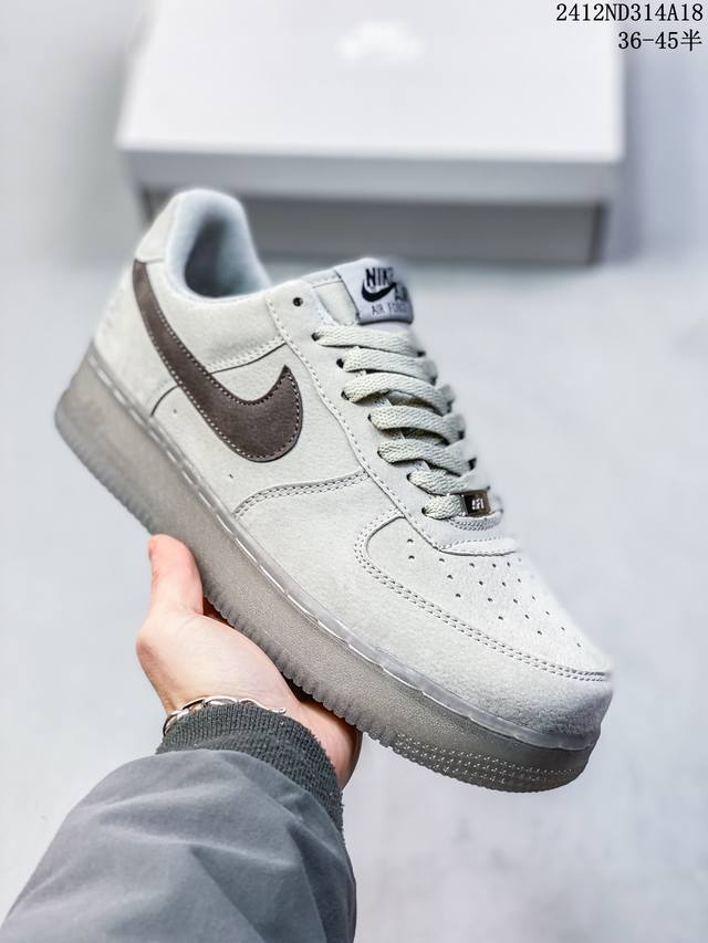 真标ambush X Nk Air Force 1‘07 Low Sp 空军一号联名标志性的swoosh延伸至鞋跟之外 鞋舌和鞋垫上印有ambush品牌标志 整
