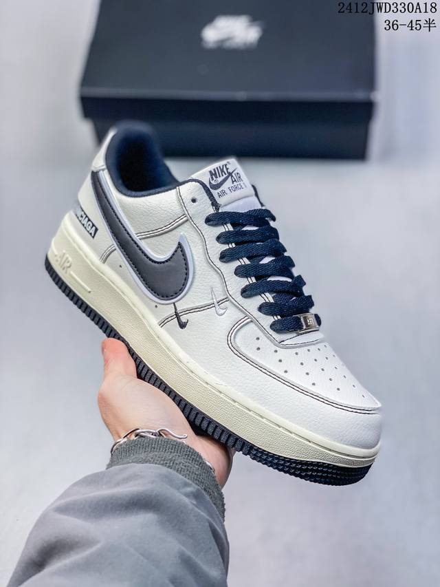 公司级带半码耐克nike Air Force 1 Mid 07 空军一号低帮百搭休闲运动板鞋。柔软、弹性十足的缓震性能和出色的中底设计，横跨复古与现代的外型结合
