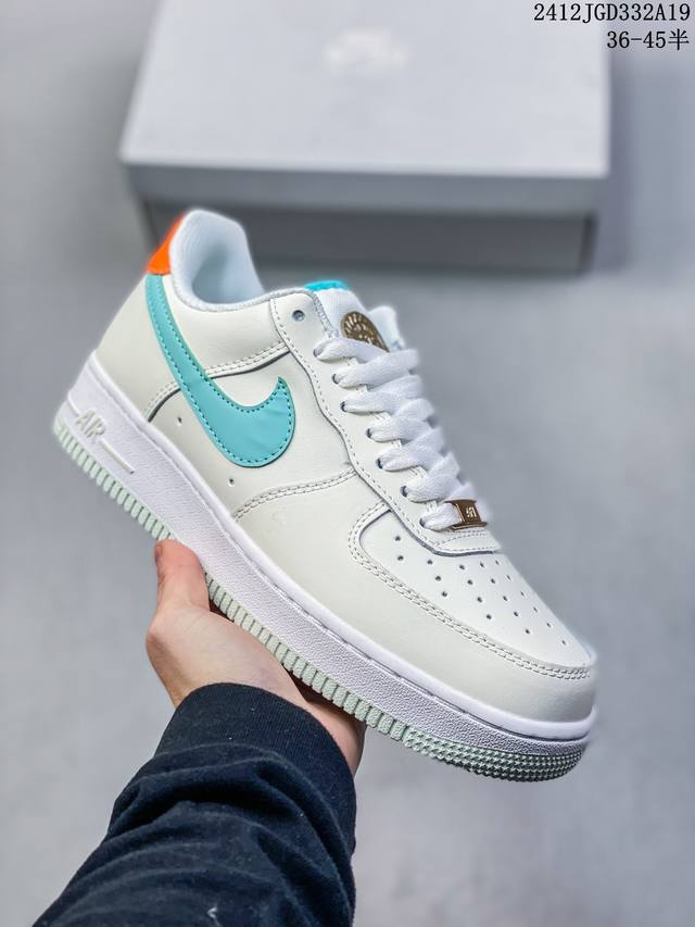 真标带半码 耐克nike Air Force 1 Mid 07 空军一号低帮百搭休闲运动板鞋。柔软、弹性十足的缓震性能和出色的中底设计，横跨复古与现代的外型结合