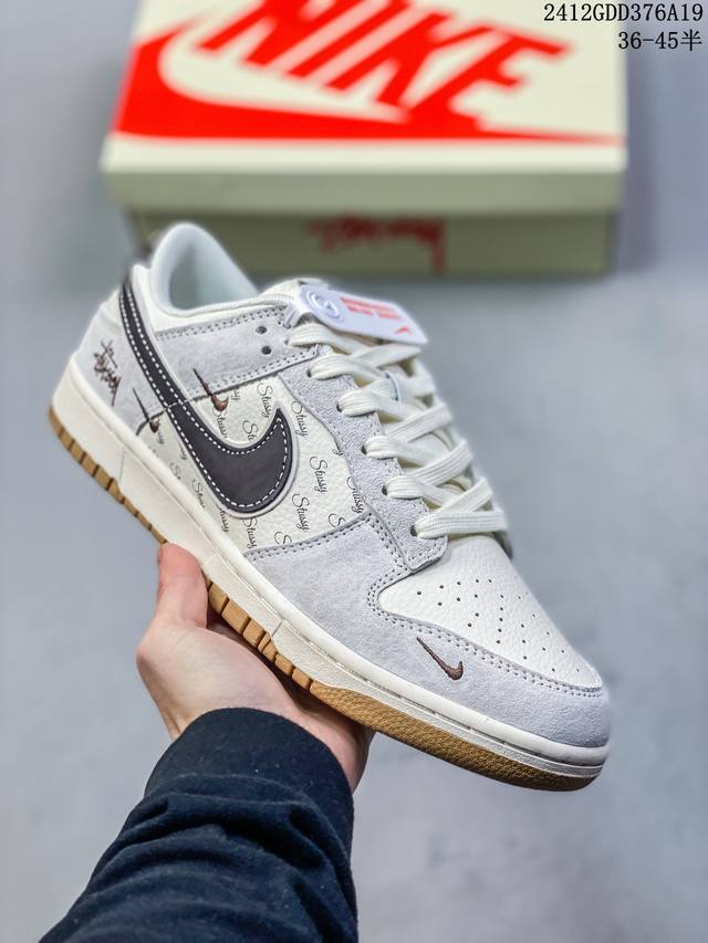 Nike Sb Dunk Low“ 斯图西联名 生胶白灰黑勾” 周年高端定制 低帮休闲板鞋 定制鞋盒 大厂纯原品质出货 超高清洁度 皮料切割干净无任何毛边 细节