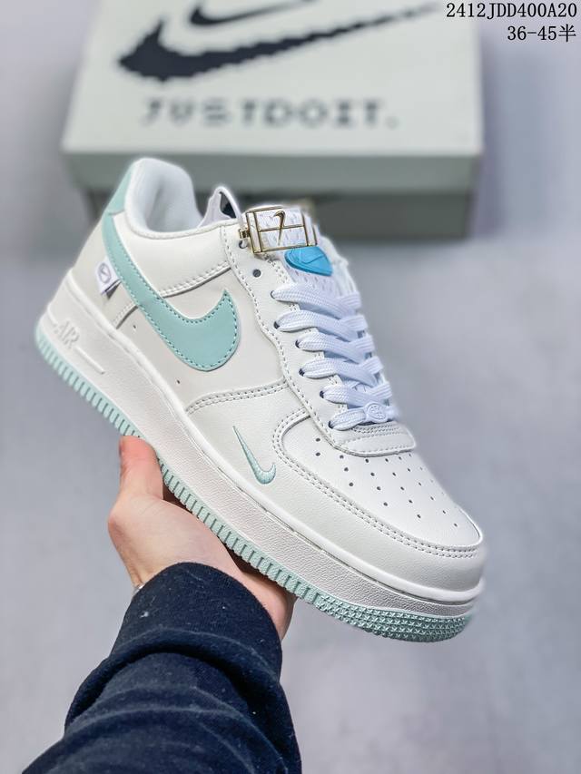 真标耐克nike Air Force 7空军一号低帮百搭休闲运动板鞋。柔软、弹性十足的缓震性能和出色的中底设计，横跨复古与现代的外型结合，造就出风靡全球三十多年