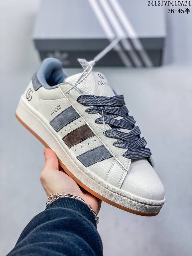 公司级海外版阿迪#古驰联名定制款 Adidas阿迪达斯.面包鞋复古休闲板鞋。整个鞋面由牛皮革搭配猪八制成，经典灰白棕配色，品牌标志性大尺寸三条纹 Logo，超宽