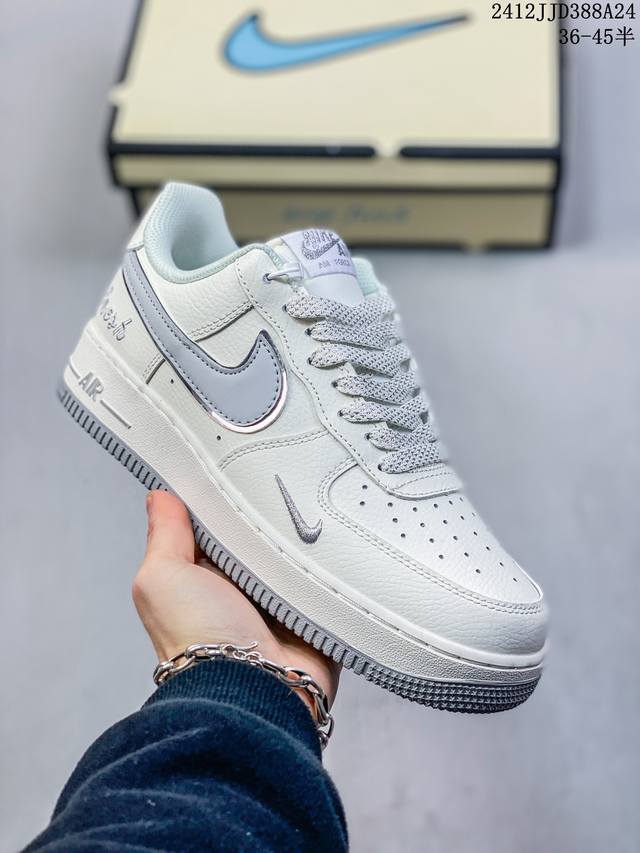 公司级耐克nike Air Force 7 空军一号低帮百搭休闲运动板鞋。柔软、弹性十足的缓震性能和出色的中底设计，横跨复古与现代的外型结合，造就出风靡全球三十