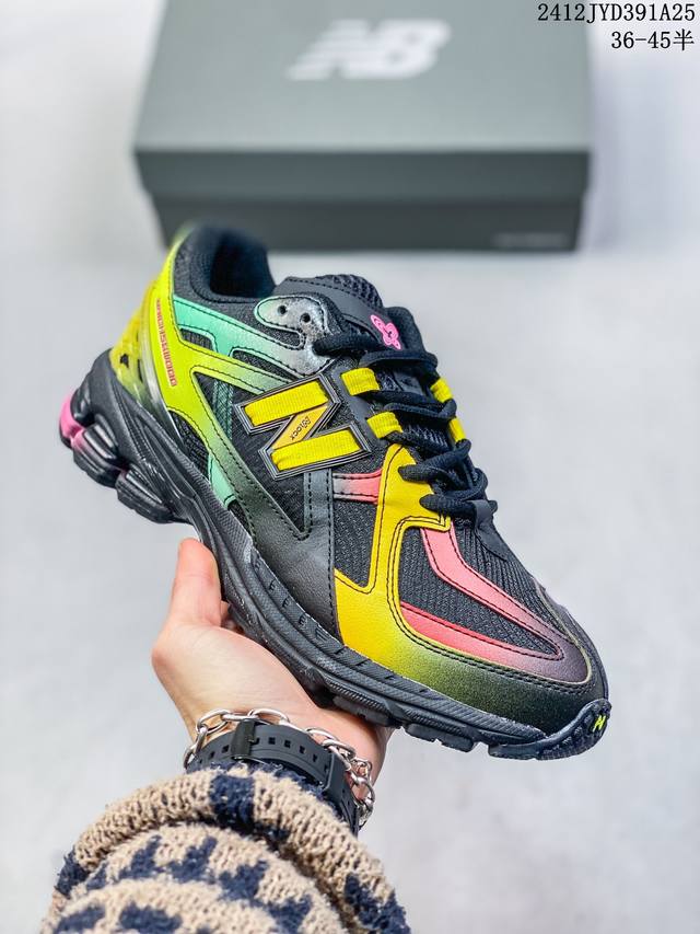 New Balance 6系列复古老爹风休闲运动慢跑鞋 采用轻质牛剖革拼接透气网眼衬垫织物鞋面材质 T-Beam大底提供足步弓支撑，保持步态稳定 后跟搭载外露缓