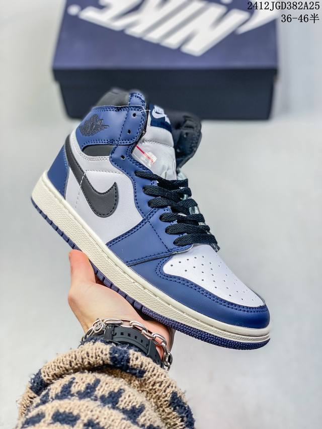耐克 Nike Air Jordan 1 Retro High Og 乔丹一代篮球鞋复刻运动鞋 皮面高帮板鞋的设计灵感源自运动夹克，带你重温入选球队时刻。采用经