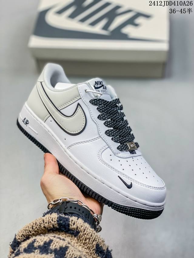 公司级带半码 耐克nike Air Force 7空军一号低帮百搭休闲运动板鞋。柔软、弹性十足的缓震性能和出色的中底设计，横跨复古与现代的外型结合，造就出风靡全