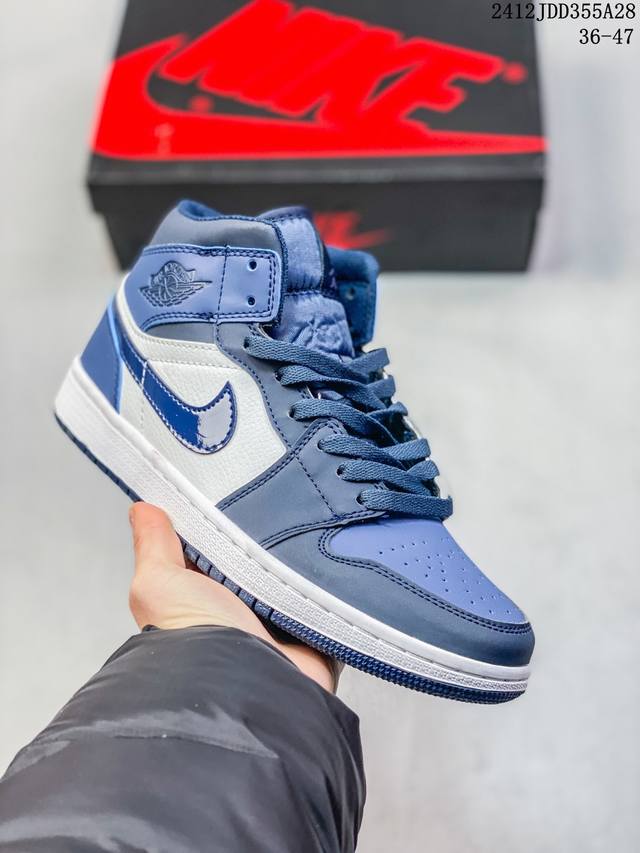 真标带半码 Air Jordan 1 Mid Sanded Purple 中帮 桑德紫 Aj1 乔丹1代 Aj1 乔1 中邦 黑紫脚趾 乔丹篮球鞋系列 鞋身采用