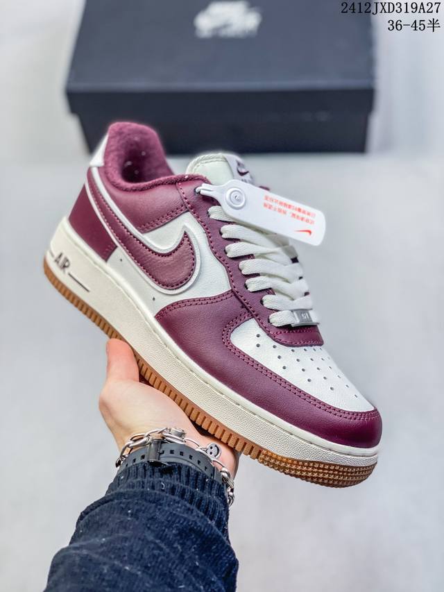 真标带半码 耐克nike Air Force 7空军一号低帮百搭休闲运动板鞋。柔软、弹性十足的缓震性能和出色的中底设计，横跨复古与现代的外型结合，造就出风靡全球