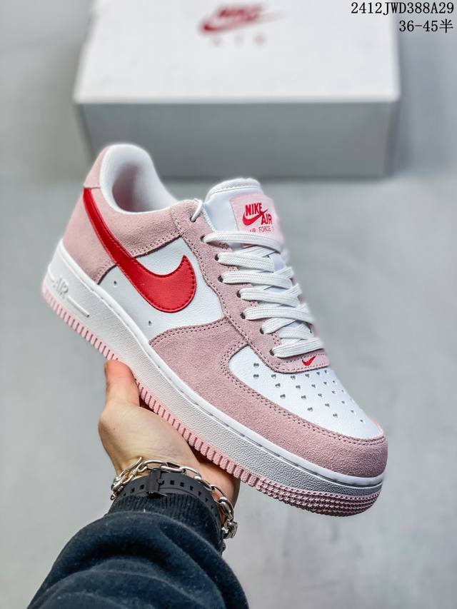 公司级耐克nike Air Force 7空军一号低帮百搭休闲运动板鞋。柔软、弹性十足的缓震性能和出色的中底设计，横跨复古与现代的外型结合，造就出风靡全球三十多