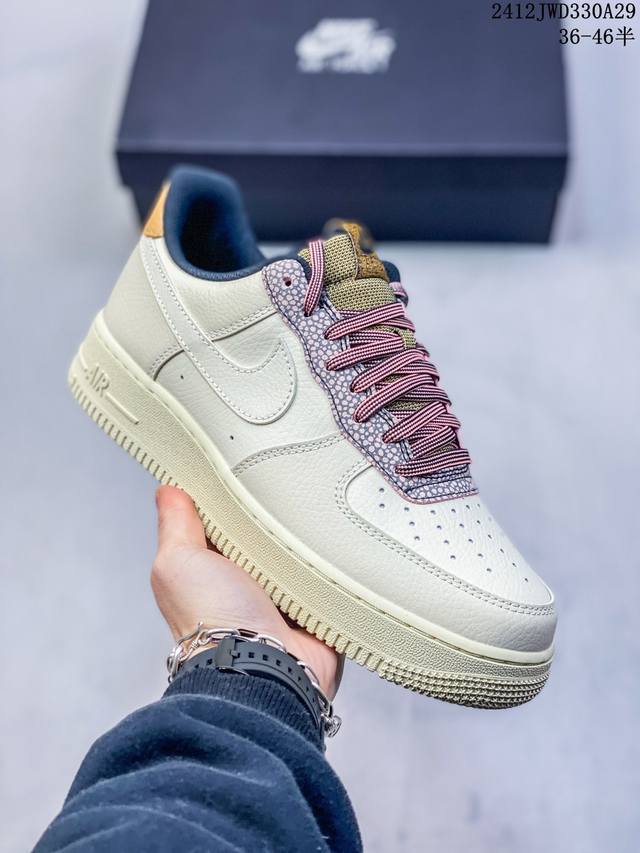 公司级耐克nike Air Force 7空军一号低帮百搭休闲运动板鞋。柔软、弹性十足的缓震性能和出色的中底设计，横跨复古与现代的外型结合，造就出风靡全球三十多