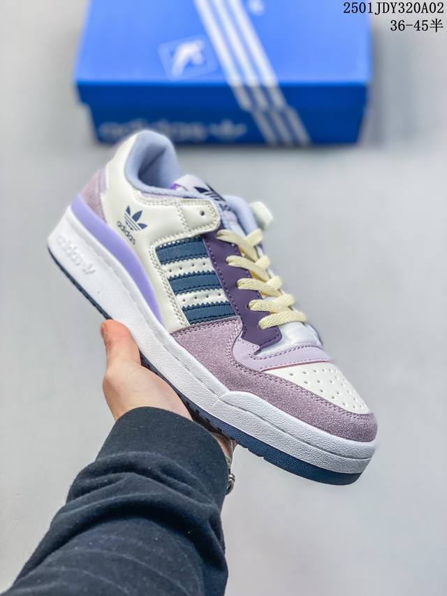 阿迪达斯 Adidas Originals Forum 84 Low Adv 低帮百搭潮流休闲运动板鞋。以复古篮球鞋的外形为基础，采用皮革拼接，简约百搭，更加贴