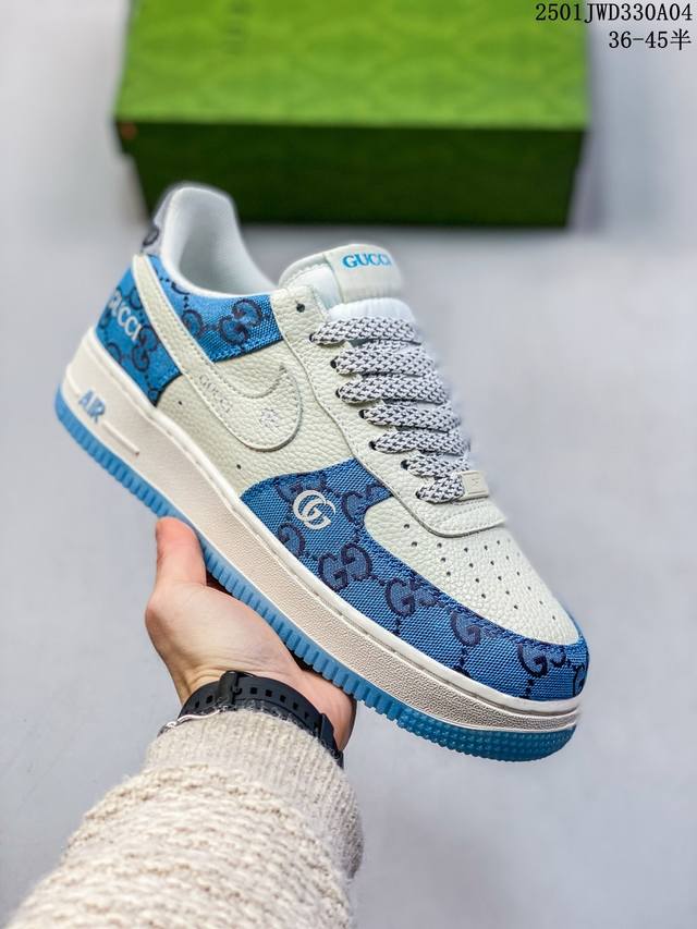 公司级带半码耐克nike Air Force 7空军一号低帮联名百搭休闲运动板鞋。柔软、弹性十足的缓震性能和出色的中底设计，横跨复古与现代的外型结合，造就出风靡