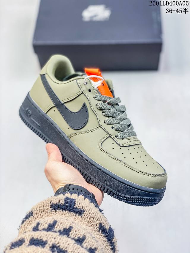 耐克 Nike Air Force 1 空军一号运动鞋 设计灵感源自摔跤运动，助你发挥天赋，震撼全场。华丽设计搭配优质皮革，契合不同造型，增添夺目风采，打造纯正