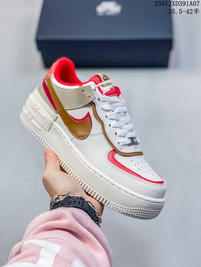 Nike 耐克低帮板鞋 空军一号 Af1马卡龙 Af1厚底增高百搭运动板鞋 Nike Air Force 1 “Shadow” 造型设计上与 Sacai X N