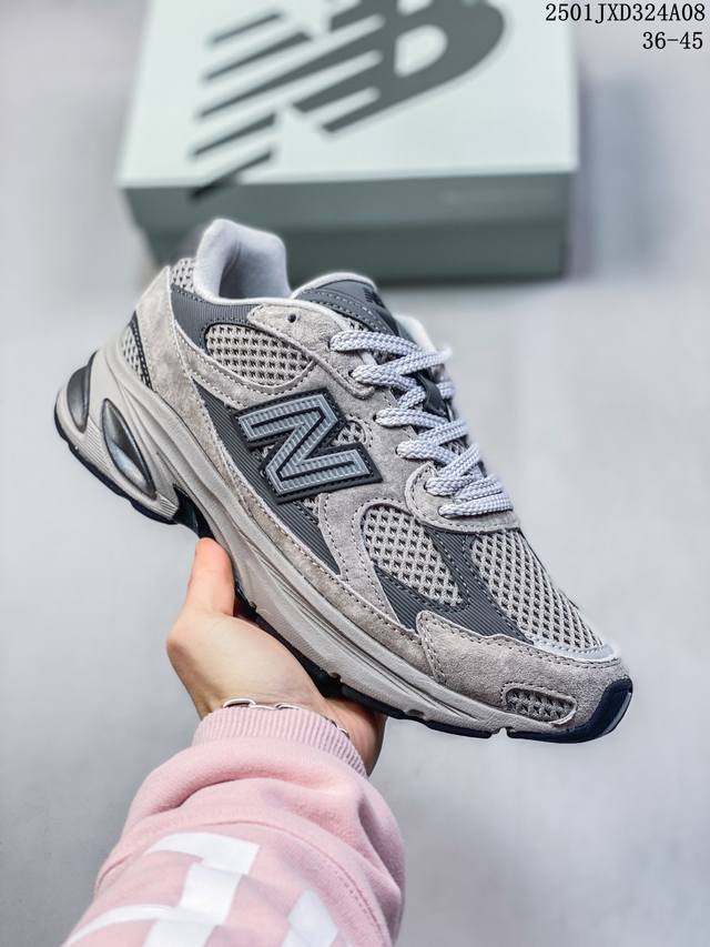 New Balance 新百伦 男女鞋真标半码制，采用猪巴革拼接透气网眼织物鞋面材质，T-Beam大底提供足步弓支撑，保持步态稳定，后跟搭载外露缓震胶美国波士顿
