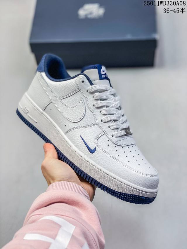 公司级带半码 耐克 Nike Air Force 1 空军一号运动鞋 设计灵感源自摔跤运动，助你发挥天赋，震撼全场。华丽设计搭配优质皮革，契合不同造型，增添夺目