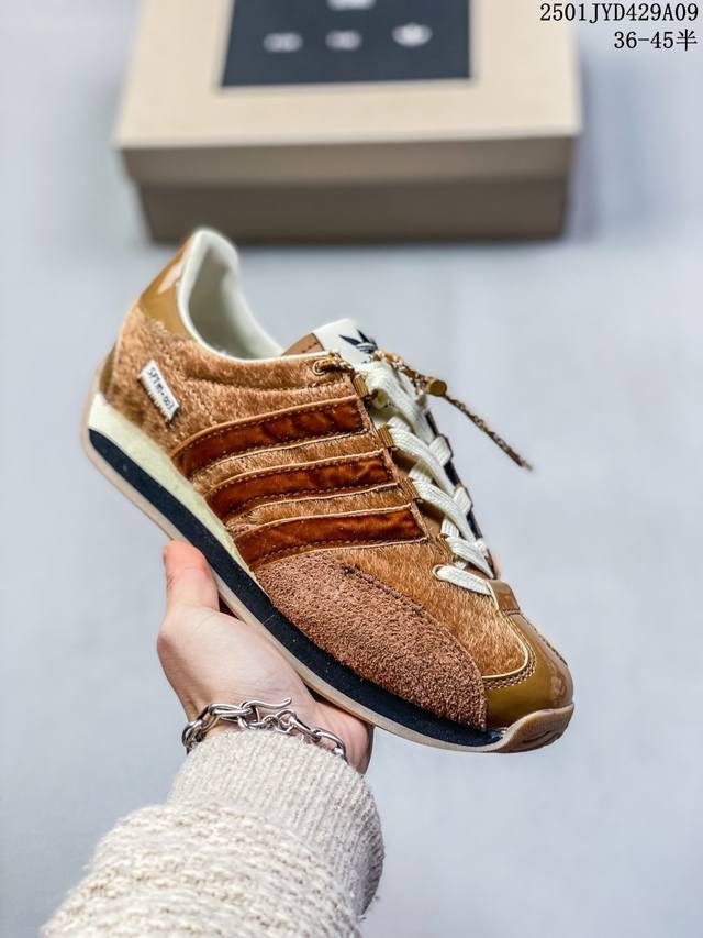 公司级song For The Mute X Adidas Originals Country 棕色 此款以简约大方的造型设计，给人以随性休闲的时尚格调，穿着舒