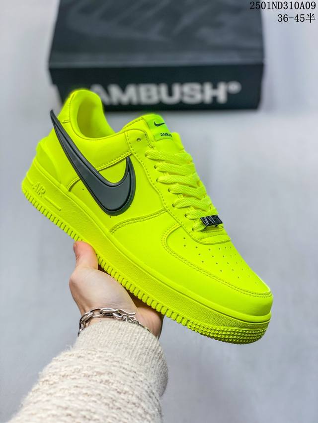 特价 Nike Air Force 1 ’07 Low 空军飞勾一号低帮百搭休闲运动板鞋。柔软、弹性十足的缓震性能和出色的中底设计，横跨复古与现代的外型结合，造