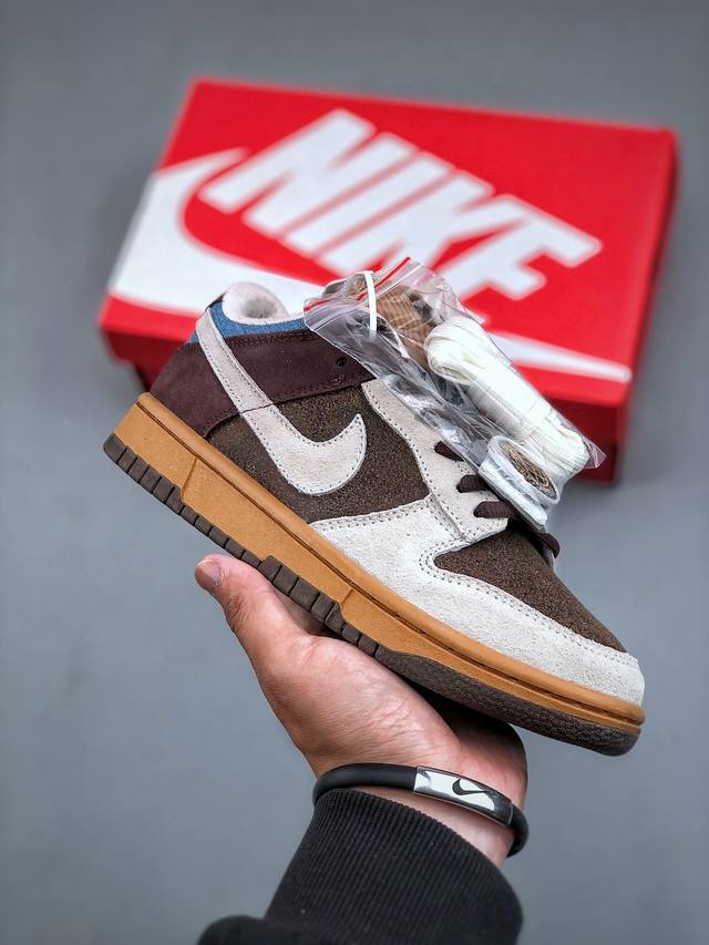 Nike Dunk Low Love & Peace 秋冬复古棕 低帮休闲板鞋 #配色采用预老化处理的棕色皮革基底，带来一种复古的感觉。覆盖的骨色翻毛皮，与主色