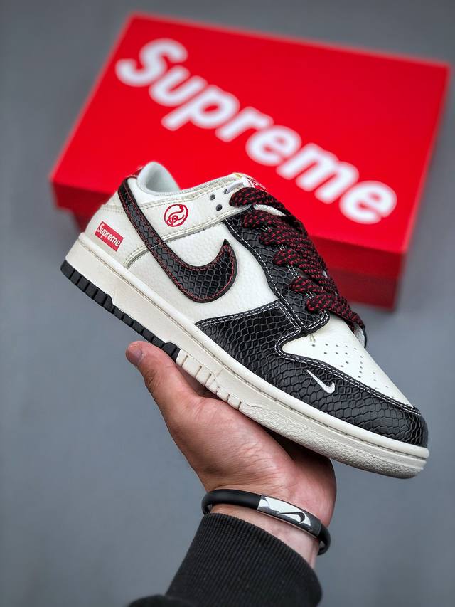 耐克 Nike Sb Dunk Low 北面联名mr.Vera设计师 “蛇年sup联名 黑勾白配色“高端定制 低帮休闲运动板鞋独家版型，柔软皮革鞋面，冲击视觉和