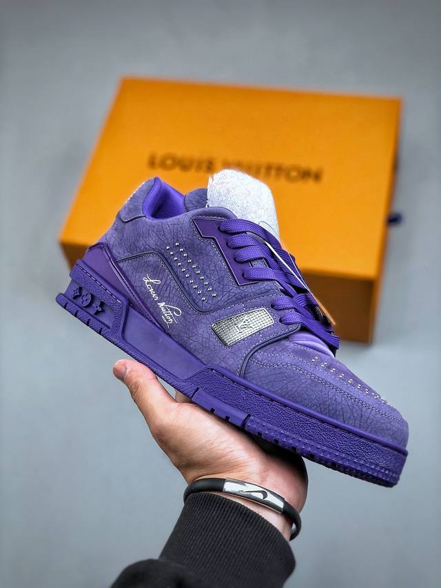 新款lv Trainer 男士运动鞋出货，本款 Lv Trainer 运动鞋为粒面牛皮革渲染缤纷色调，鞋面点缀铆钉装饰，侧面点缀手写体路易威登标识，与后部西部风