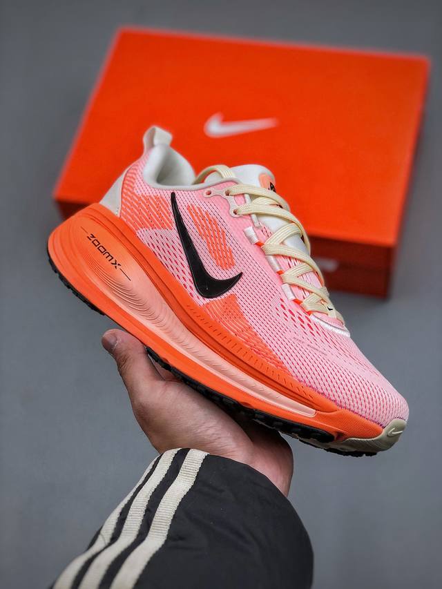 Nike Vomero 18 耐克 舒适减震防滑 低帮跑步鞋全掌reactx泡绵中底 前掌和后跟还配备了air Zoom气垫单元 据说跑起来更快更舒适哦 这次最