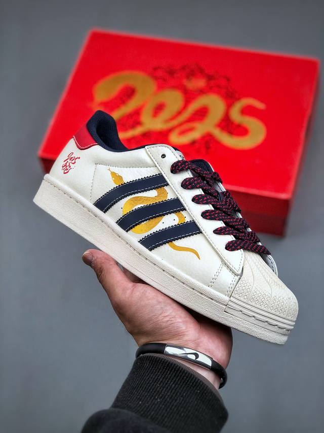 Clot X Adidas Originalsr“Chinese New Year” #贝壳头联名蛇年限定 贴合柔软皮料红蓝经典配色 春节主题鞋款，这其中也包括