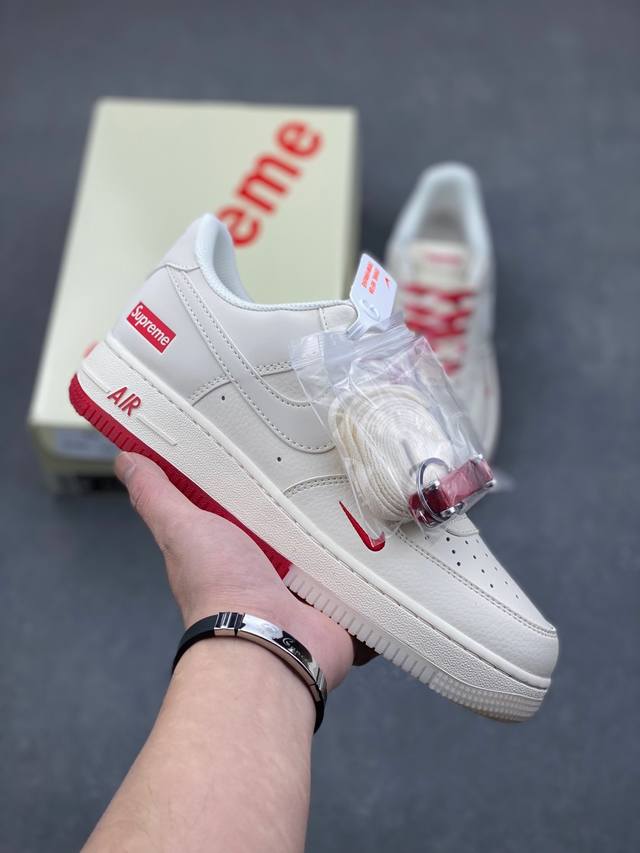 海外限量发售！公司级nike Air Force 1 '07 Low “Supreme联名--米红双拼”空军一号 低帮 运动鞋 休闲鞋 折边针车 工艺难度大 原